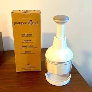 NWOT Pampered Chef food chopper